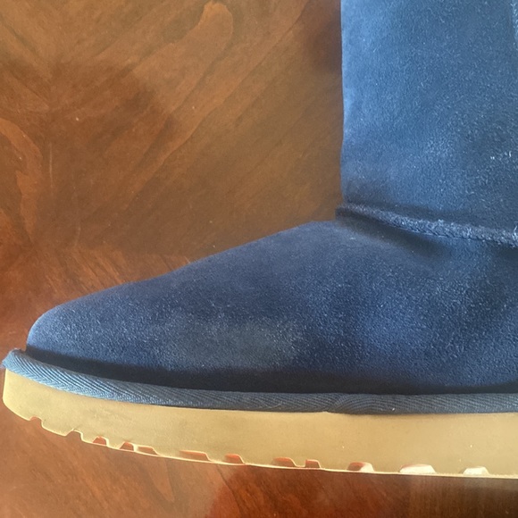 - 🦊 Ugg navy blue and box. Navy with striped bows. Pic show all minor mark… - Picture 6 of 16